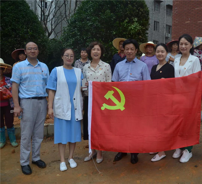 炎炎夏日送清涼，點(diǎn)滴關(guān)懷暖人心——城投集團(tuán)各黨支部開(kāi)展“送清涼”慰問(wèn)一線(xiàn)員工活動(dòng)